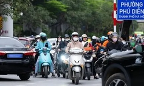 Ảnh, clip: Xe máy nối đuôi nhau, rồng rắn đi ngược chiều ở Hà Nội