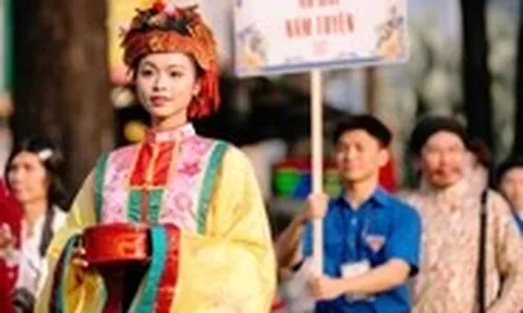 Hơn 1.000 bạn trẻ diện Việt phục diễu hành giữa trung tâm TP.HCM