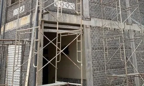 Rơi từ giàn giáo công trình trường học xuống đất, 3 công nhân thương vong