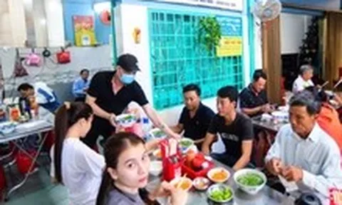 Bán tô phở, chai nước suối có phải xuất hóa đơn bán lẻ?