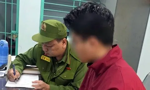 Thanh niên dùng điện thoại quay lén nhà vệ sinh nữ ở Hà Nội