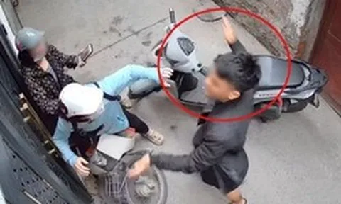 Bức xúc clip nam thanh niên chặn đánh 2 phụ nữ trong ngõ ở Hà Nội: Công an thông tin bất ngờ