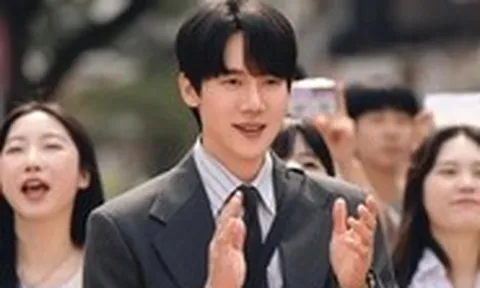 Khi Yoo Yeon Seok thành luật sư nhìn thấy ma trong Phantom Lawyer