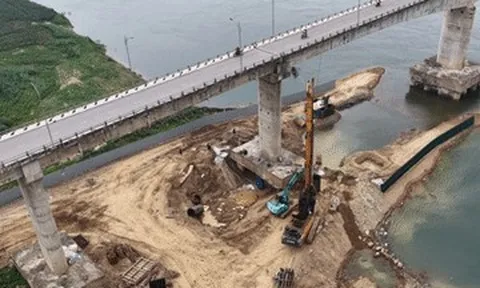 Sau sự cố trơ lõi thép, rầm rộ máy móc sửa chữa trụ cầu Sông Lô