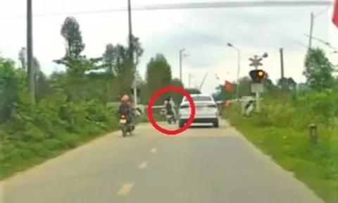 Clip ‘thót tim’ hai nữ sinh liều lĩnh băng qua đường ray khi tàu hỏa đang ập tới