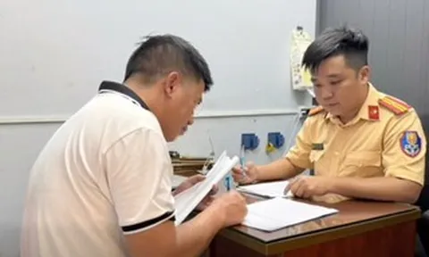 Khiếp vía với clip ô tô chuyển hướng ẩu ở TPHCM