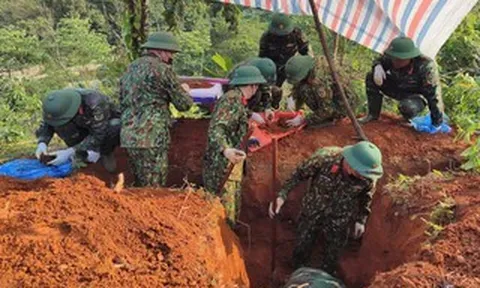 Phát hiện lọ thuỷ tinh đựng di vật chôn kèm hài cốt liệt sĩ