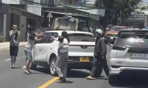 CLIP: Người chồng đập phá xe taxi chở vợ giữa phố