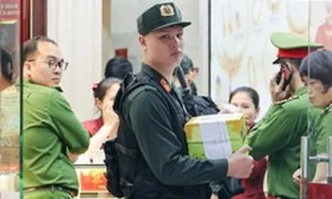 Công an thu giữ nhiều thùng tài liệu tại 2 cửa hàng Bảo Tín Minh Châu ở Hà Nội