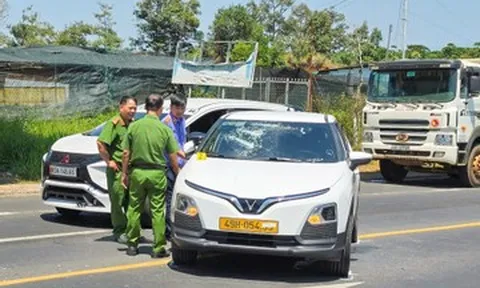 Chồng lái ô tô đuổi theo, đập phá taxi chở vợ