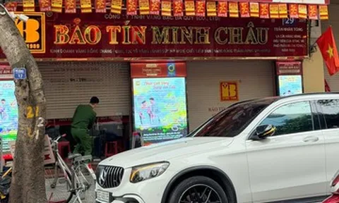 Công an xuất hiện tại cửa hàng vàng Bảo Tín Minh Châu ở Hà Nội