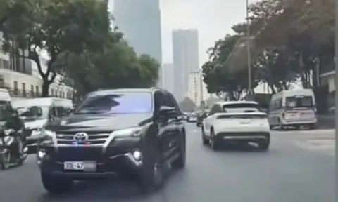 Tài xế ô tô tự lắp đèn ưu tiên rồi chạy trên phố Hà Nội