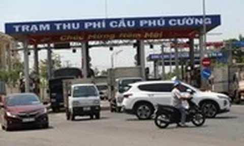 Bất chấp biển cấm, nhiều tài xế vẫn quay đầu, rẽ trái sai quy định tại trạm thu phí cầu Phú Cường