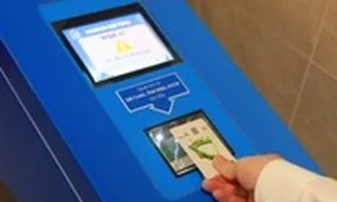 Vietcombank ra mắt thẻ 'chạm là đi' trên metro Hà Nội