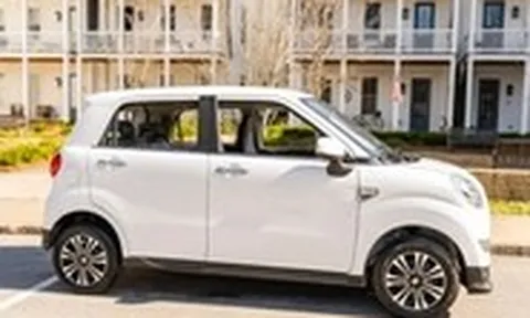 Xe điện mini chở 4 người, đi 137 km/sạc, tốc độ ngang xe máy học sinh nhưng giá bán là vấn đề