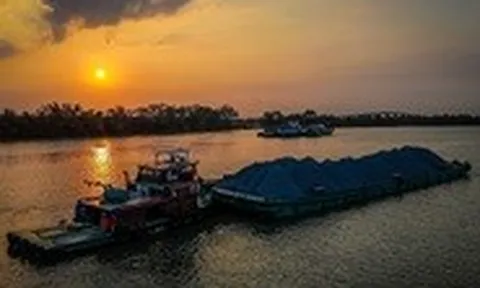 Ngày đêm trên sông, theo sà lan chở đá về vành đai 3 TP.HCM trong 'cơn sốt'