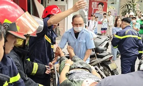 Giải cứu nam thanh niên mắc kẹt trong thang máy chở hàng ở Hà Nội