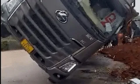 Hiện trường vụ xe đầu kéo đè bẹp ô tô con và xe máy khiến 2 người tử vong