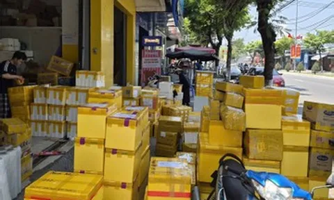 Cảnh tượng trên vỉa hè Đà Nẵng trước giờ G