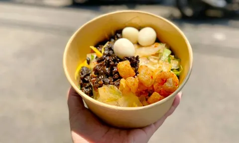 Tranh cãi bánh tráng trộn 'ảo giá' sau khi Trấn Thành review