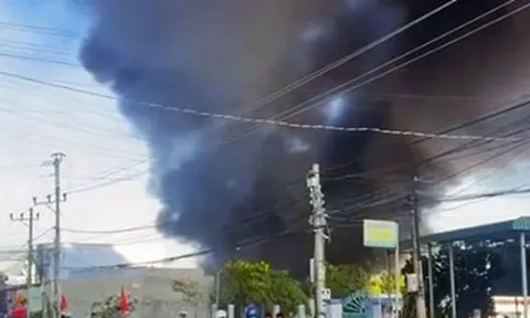 Nhà để xe bất ngờ bốc cháy dữ dội, ô tô con bị thiêu rụi