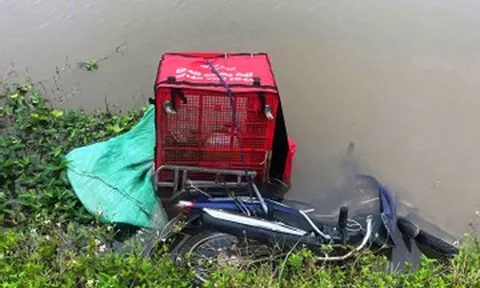 Phát hiện thi thể nam shipper cùng xe máy dưới mương nước ở Ninh Bình