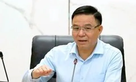Quyền Bộ trưởng Bộ Công Thương đến nhà máy lọc dầu, yêu cầu 'giữ vững nguồn cung'