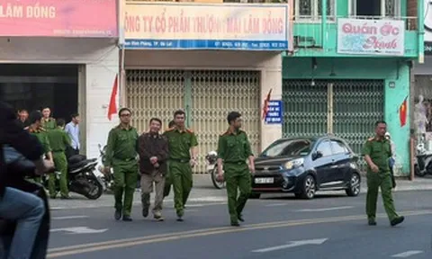 Công an xuất hiện tại nơi làm việc của Giám đốc Trung tâm dịch vụ đấu giá Lâm Đồng