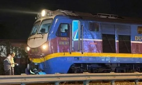 Tàu hỏa va chạm với xe máy tại Hà Nội, 2 người phụ nữ tử vong