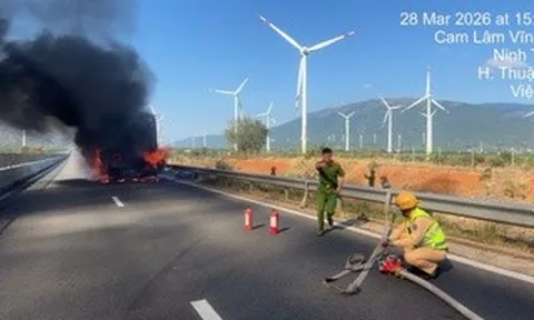 Xe tải cháy dữ dội trên cao tốc Cam Lâm – Vĩnh Hảo, kẹt xe hơn 1 km