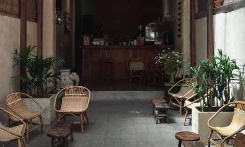 Quán cà phê chật vật