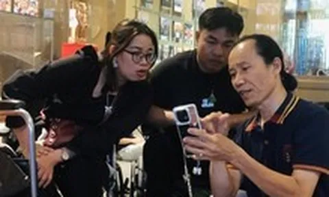 Lớp học đặc biệt giúp nạn nhân da cam lưu giữ khoảnh khắc bằng điện thoại