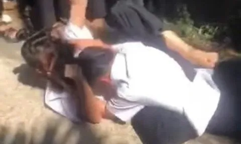 Rùng mình với clip nữ sinh đánh bạn bầm dập, nhóm bạn reo hò