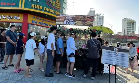 Xử lý xe bánh mì vỉa hè hút khách Tây xếp hàng chờ mua ở Đà Nẵng