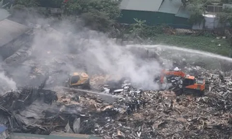 Hiện trường tan hoang sau vụ cháy kho xưởng làm 1 người tử vong ở Hà Nội