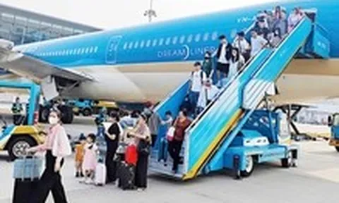 Đủ cách giảm áp lực giá vé máy bay