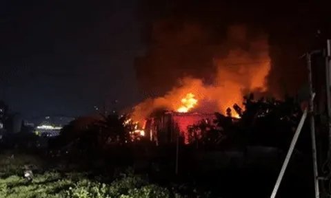 Kho xưởng tại Hà Nội bốc cháy dữ dội trong đêm