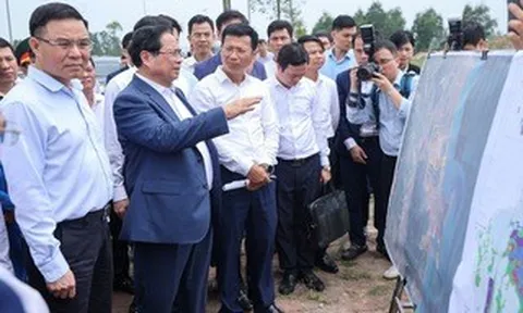Thủ tướng khảo sát địa điểm xây dựng kho dự trữ xăng dầu chiến lược tại Thanh Hóa