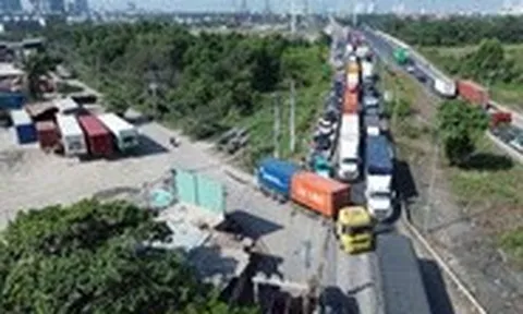 Hàng ngàn xe từ các bãi container làm tắc nghẽn đường Võ Chí Công, ám ảnh người dân khu đông TP.HCM