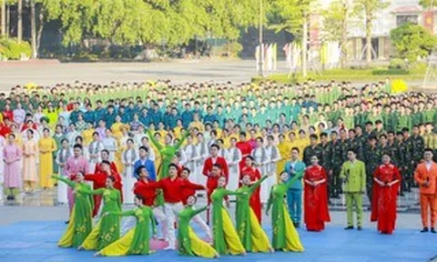 Ấn tượng màn đồng diễn "Vững bước dưới cờ Đảng quang vinh" của Quân khu 7