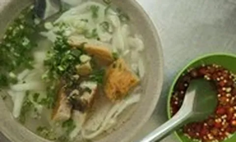 Quán bánh canh cô Sương Vũng Tàu gần trăm tuổi, không có gì ngoài chả cá