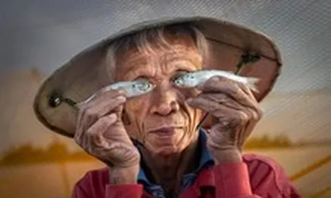Ông lão 'mắt cá' nổi tiếng và cả làng làm 'mo đồ'
