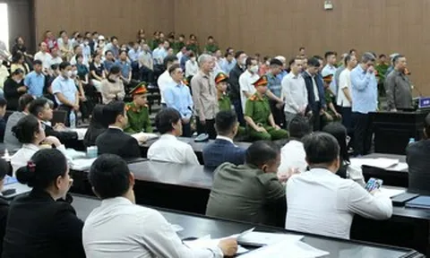 Cựu Phó giám đốc Công ty Hoàng Dân khai việc xách túi tiền đưa cán bộ