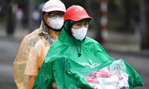 Hà Nội nắng gắt chớp nhoáng, ngày mai không khí lạnh tràn về gây mưa giông