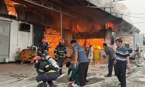 Cháy lớn xưởng bánh kẹo 700 m² ở Hà Nội lúc rạng sáng