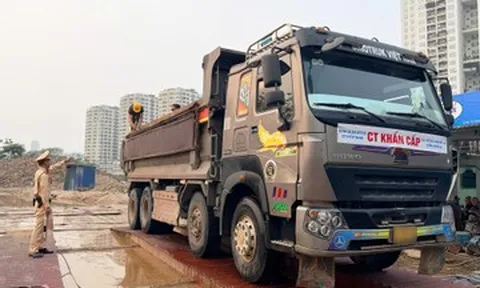 CSGT Hà Nội ngày đêm trực trước công trình, buộc cắt thùng xe tải cơi nới