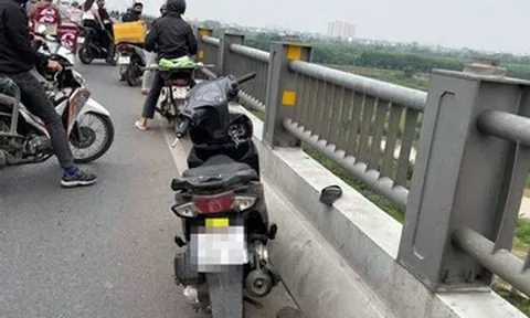 Người đàn ông rơi từ cầu Vĩnh Tuy tử vong, chìa khóa xe máy vẫn cắm trong ổ