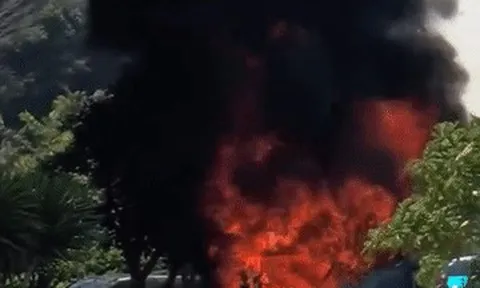 Xe khách bốc cháy dữ dội ở Nha Trang