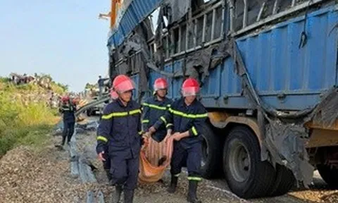 Kinh hoàng xe container tông xe máy rồi lật ngang, 3 người tử vong