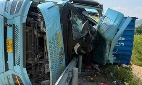 CLIP: Khoảnh khắc xe container tông xe máy, 3 người tử vong